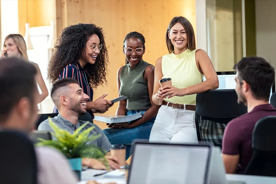 Imagen de un trabajador de la construcción con chaleco y casco, cumpliendo con la nom 035.